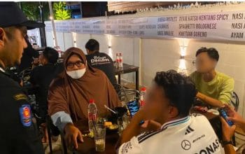 Satpol PP-WH Banda Aceh Tertibkan Pria di Warkop