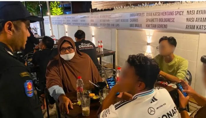 Satpol PP-WH Banda Aceh Tertibkan Pria Berjilbab di Warkop