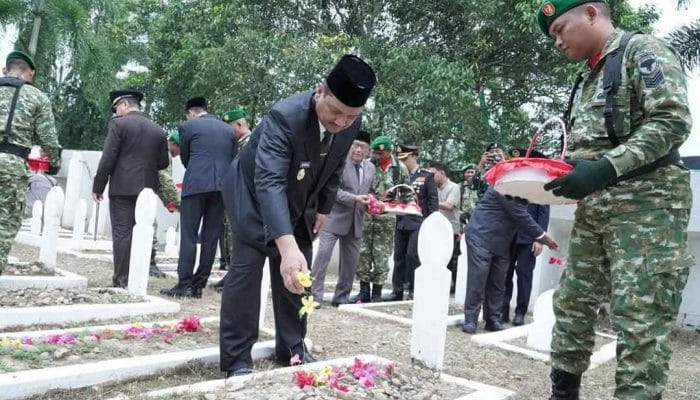 Jelang HUT RI, Pemkab Aceh Tamiang Ziarah ke TMP