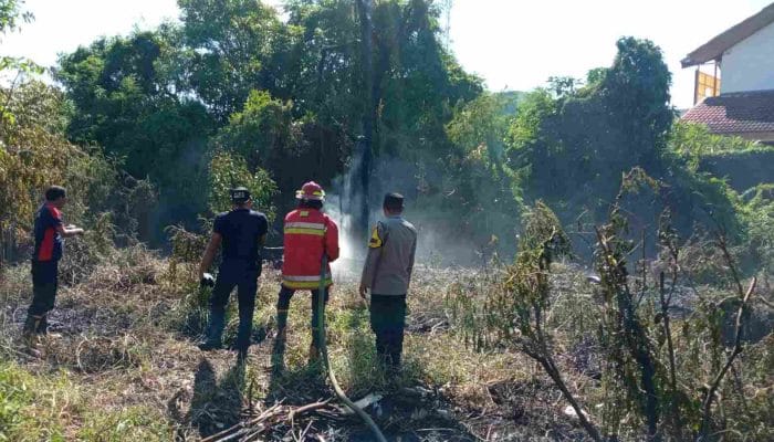 Buang Sampah Diduga Picu Kebakaran Lahan Banda Aceh