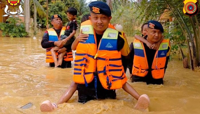 Brimob Evakuasi Warga Terdampak Banjir di Langsa