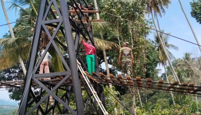 Jembatan Gantung Agara Mulai Dipoles Warna Merah Putih