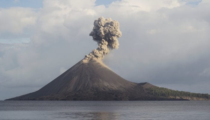 Erupsi Anak Krakatau Ganggu Lebih 900 Penerbangan