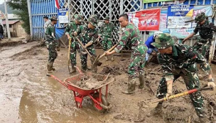 Banjir Bandang Solok, TNI Bantu Evakuasi dan Bersihkan Material