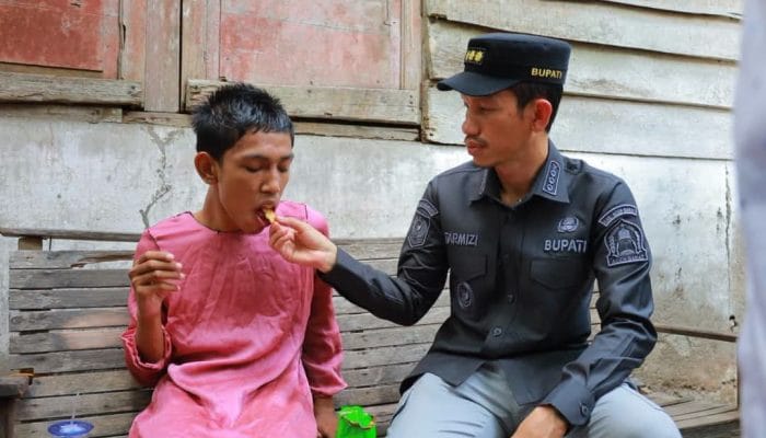 Bupati Aceh Barat Bantu Akbar Keluar dari Pasungan