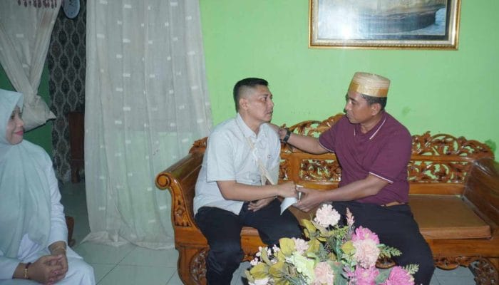 Kapolres Lhokseumawe Jenguk dan Santuni Brigadir Nouval