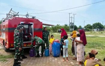 TNI Bantu Warga Huntap Kuala Cangkoi Hadapi Krisis Air