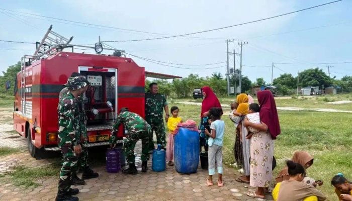 TNI Bantu Warga Huntap Kuala Cangkoi Hadapi Krisis Air