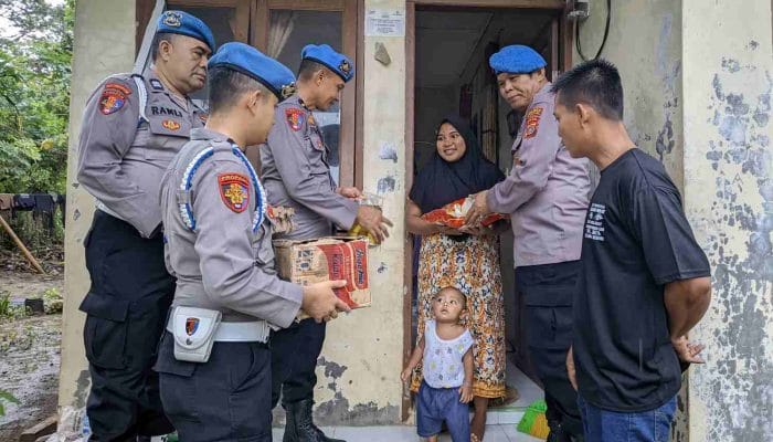 Propam Polres Lhokseumawe Salurkan Bansos kepada Warga