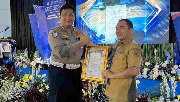 Wali Kota Lhokseumawe Terima Penghargaan dari Ditlantas Polda Aceh