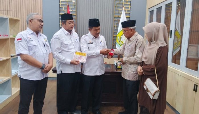 Ahli Waris Panglima T Nyak Makam Terima Cendera Mata