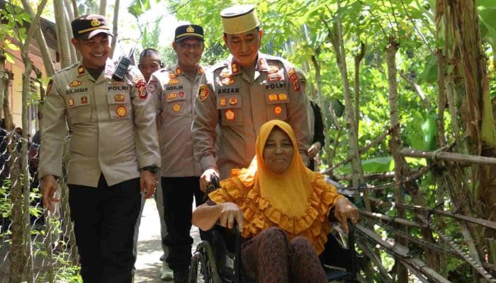 Kapolres Lhokseumawe Serahkan Kursi Roda kepada Dua Lansia