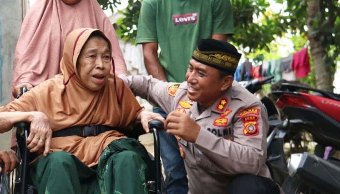 Kapolres Lhokseumawe Bantu Kursi Roda Lansia di Aceh Utara