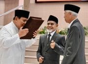 Prabowo Terima Mushaf Al-Qur’an dan Buku di 100 Tahun Gontor