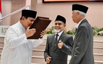 Prabowo Terima Mushaf Al-Qur’an dan Buku di 100 Tahun Gontor