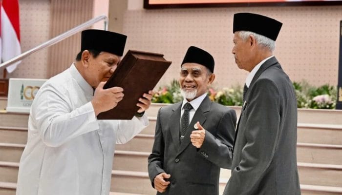 Prabowo Terima Mushaf Al-Qur’an dan Buku di 100 Tahun Gontor