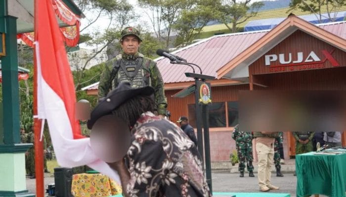 Empat Anggota Kelompok Bersenjata Serahkan Empat Senjata
