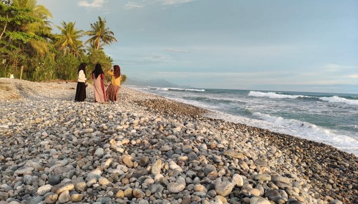 Uniknya Pantai Berhampar Batu di Lembah Sabil Abdya