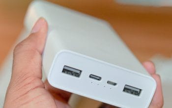 Naik Pesawat Bawa Power Bank? Ini Aturan Terbarunya