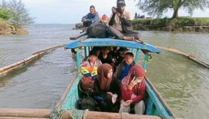 Tiga Jam Berlayar, Tim Medis Simeulue Temui Warga Pulau Terluar