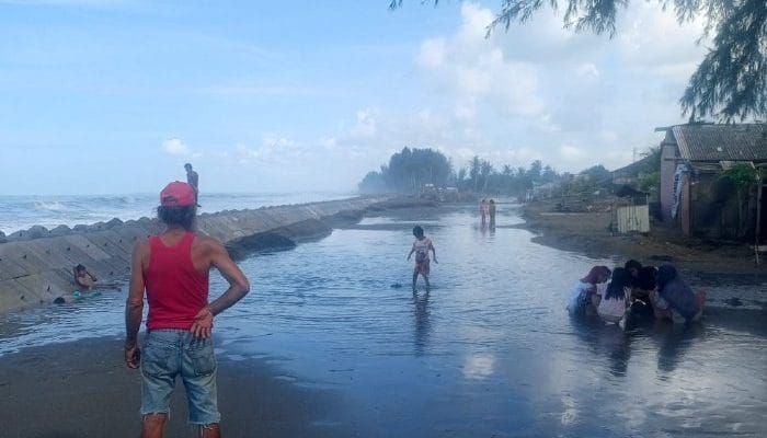 Gelombang Tinggi Terjang Aceh Barat, Tiga Rumah Terendam