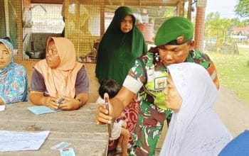Babinsa Dampingi Warga Daftar Bantuan Lewat Aplikasi Perlinsos