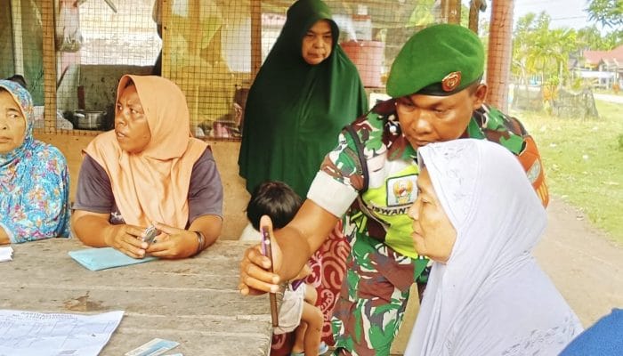 Babinsa Dampingi Warga Daftar Bantuan Lewat Aplikasi Perlinsos