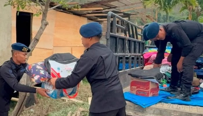 Brimob Aceh Evakuasi Warga Terdampak Luapan Sungai Gayo Lues