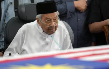 Mahathir Dirawat di IJN Setelah Istrinya Meninggal