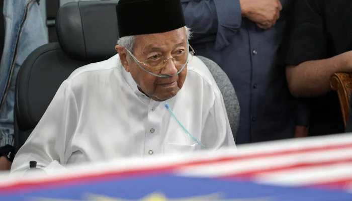 Mahathir Dirawat di IJN Setelah Istrinya Meninggal
