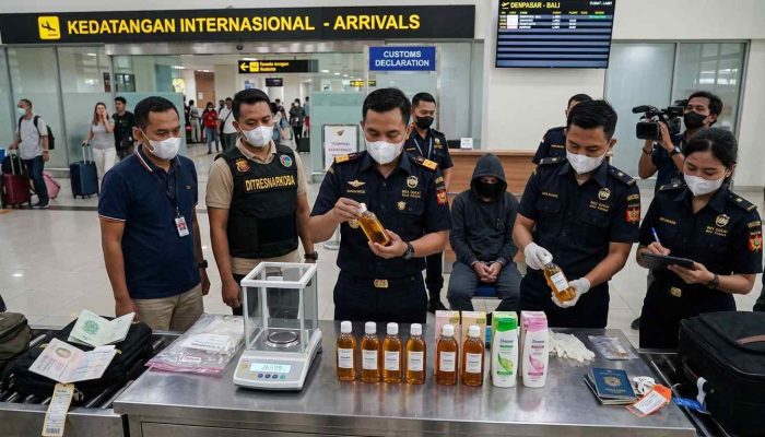 Polda Bali Usut Jaringan Penyelundupan 3,6 Kg Kokain Cair