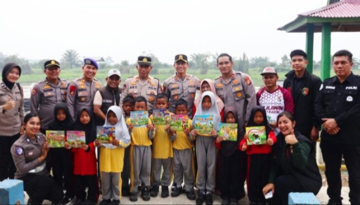 Susuri Sungai Kampar, Kapolres Pelalawan Temui Warga
