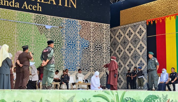 Empat Terpidana Zina Dihukum 100 Kali Cambuk di Banda Aceh