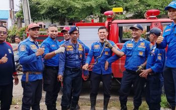 Petugas Damkar Evakuasi Ular dari Rumah Warga Paya Peunteut